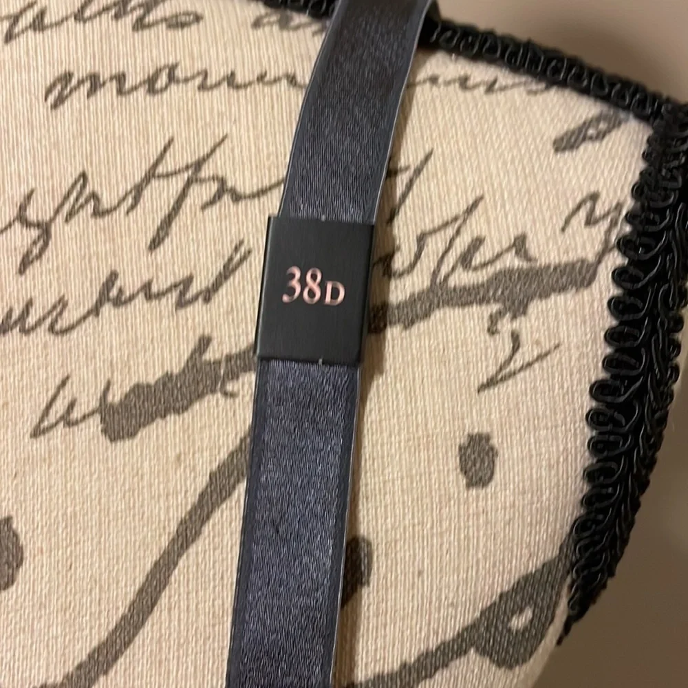 NWT 38D Victoria’s Secret bra - Body by Victoria​​ - Picture 3 of 6